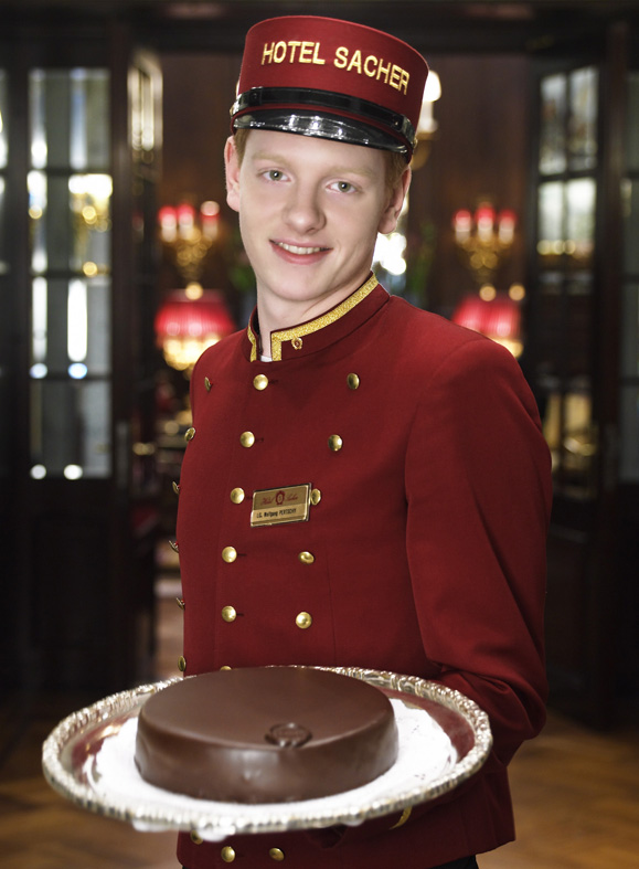 Bell boy del hotel Sacher con la tarta "Original Sacher-Torte".