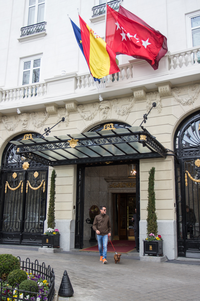 Saliendo por la puerta del Gran Hotel de lujo de Madrid.