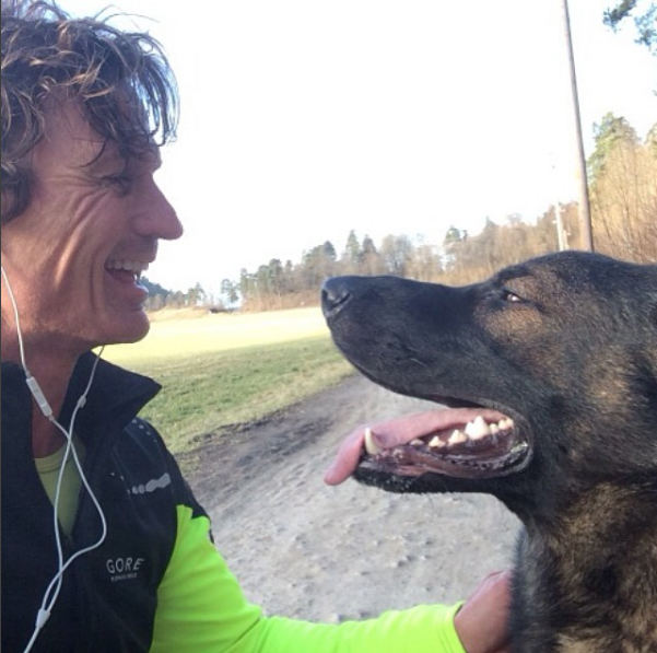 Petter Stordalen y uno de sus perros. Foto: @petterstordalen.
