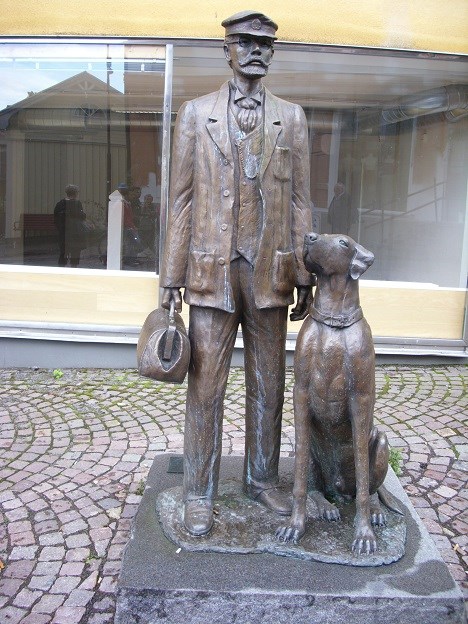 Escultura de Axel Munthe con uno de sus fieles compañeros en la ciudad Oskarshamn (Suecia).