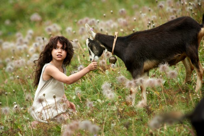 Heidi (Anuk Steffens) en primavera con una de las cabras.