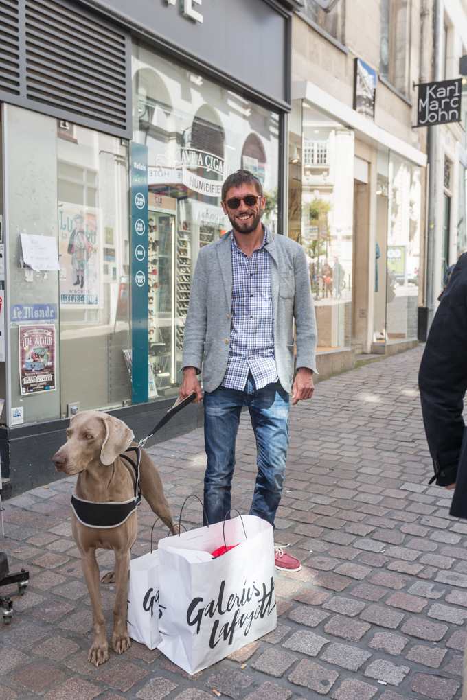 Este señor y su Weimaraner están visitando Nantes, él es todo un dog friendly traveler. 