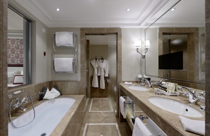 Baño, pantalla de televisión incorporada al espejo y vistas a la habitación, que se pueden anular.