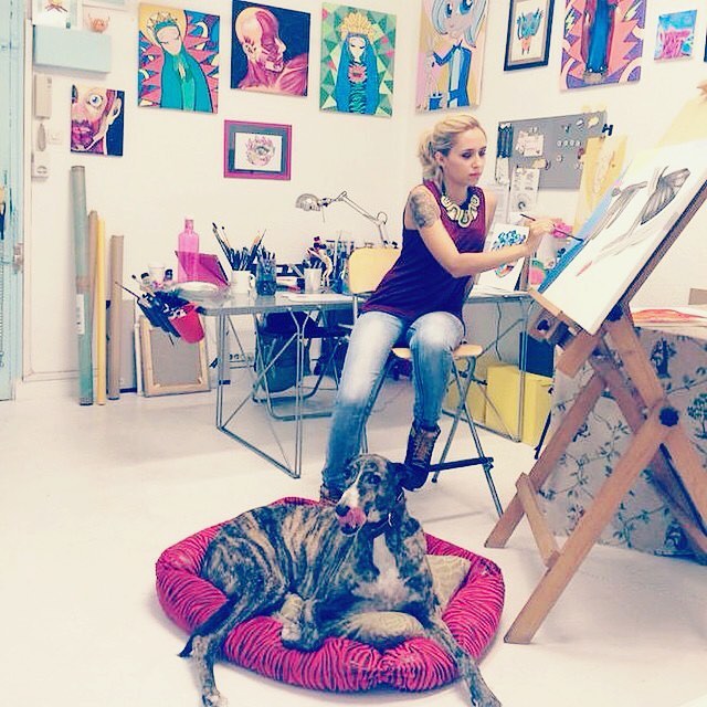 La artista Rebeca Khamlichi de Las Muy Perras en su estudio de Madrid con Antonio.