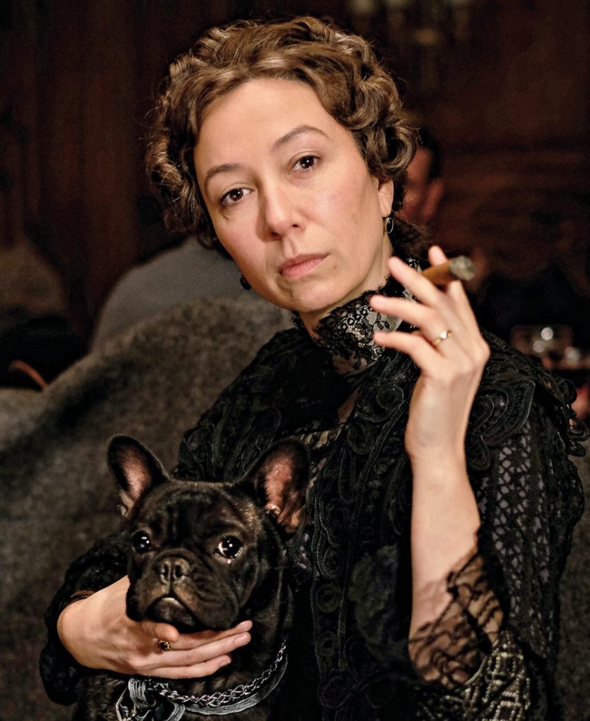 La protagonista interpreta a Anna Sacher, la fundadora del hotel Sacher, que siempre iba acompañada por sus Bulldog.