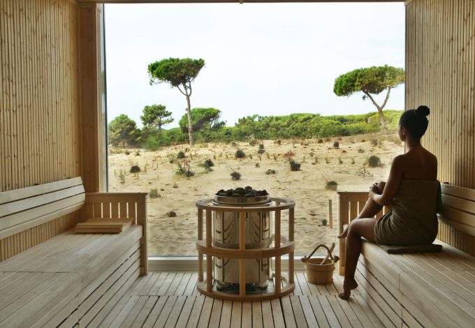 La sauna, como el resto del Spa, tiene vistas a las dunas. Es un espacio muy estético y relajante. 