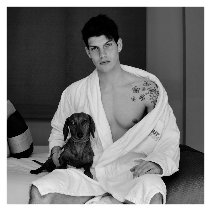 Víctor Lorente, modelo, dice #NoAlAbandono de perros